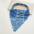 Detail des blauen Paisley-Haarbands mit Gummizug und Baumwolltextur-Struktur - Blau