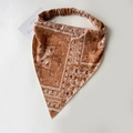 Detail eines braunen Paisley-Bandana-Stirnbands mit Gummizug auf schlichtem Hintergrund - Kaffee Paisley / Kaffeebraun