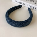 Dettaglio di cerchietto in tweed blu navy con etichetta fatta a mano e libro d'arte - Blu Notte