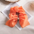 Eleganter Haargummi in Orange mit Goldschimmer, Schleifenform und Metallschnalle - Orange Silber Seide Stoff Mit Schnalle Ohren