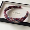 Detailopname van retro geruite stoffen haarband met dikke vulling in donkerrood en groen - Rood en Marineblauw Geruit
