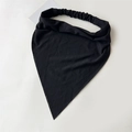 Detailansicht des schwarzen Strick-Dreieckstuchs mit elastischem Faltenband-Detail - Schwarz