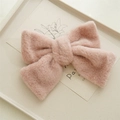 Detailansicht einer rosa Plüsch-Schleifen-Haarklammer mit weichem Kunstfell-Finish - Rosa