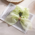 Eleganter hellgrüner Chiffon Haargummi mit Goldstreifen und metallischer Ringschnalle - Fruchtgrün Silber Seide Stoff Mit Schnalle Ohren