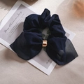 Chouchou élégant bleu marine avec nœud et boucle en métal doré poli pour femme - Tissu Soie Argentée Marine Foncé Avec Oreilles À Boucle
