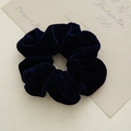 Detail of navy velvet scrunchie with glitter texture and elegant pearl accent - Middle Size Shiny Navy Blue