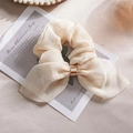 Chouchou élégant crème avec boucle dorée et tissu à texture rayée délicate - Tissu Soie Argentée Kaki Avec Oreilles À Boucle