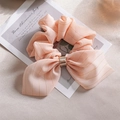Chouchou élégant en mousseline rose avec rayures dorées et boucle métallique - Tissu Soie Argentée Orange Clair Avec Oreilles À Boucle