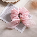 Chouchou rose avec nœud en tissu rayé doré et boucle métallique élégante - Tissu Soie Argentée Rose Avec Oreilles À Boucle