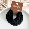Detalle macro de la goma de pelo trenzada negra de alta elasticidad con tarjeta HenJu - Negro