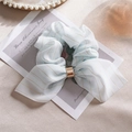 Chouchou élégant en tulle bleu clair avec rayures dorées et boucle métallique - Tissu Soie Argentée Bleu Pâle Avec Oreilles À Boucle