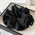 Dettaglio dell'elastico in raso nero con strass su una scatola da esposizione - Rhinestone Nero