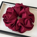 Macro di elastico in raso bordeaux con strass e raffinata trama a pieghe eleganti - Rosso Vino Con Strass