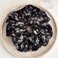 Detalle de un coletero negro con flores y estampado vintage en tela suave plisada - Estilo Acolchado Grande (FQ4212) / Negro Floral