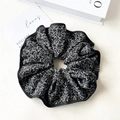 Eleganter großer Haargummi in Schwarz-Weiß mit vintage Blumenmuster für Damen - Schwarz
