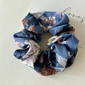 Detail eines blauen Blumen-Haargummis mit rosa und weißen Blüten im Seidenlook - Blau Großer Floral Haargummi