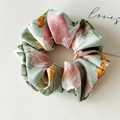Detail eines Satin-Haargummis mit floralem Muster und rosa Blumen auf hellgrünem Stoff - Grün Großer Floral Haargummi