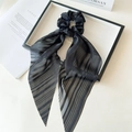 Close-up van elegante zwarte gestreepte chiffon haarelastiek met lange linten op dienblad - Lange Lint Stijl / Zilverdraad Streamer Zwart