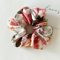 Detail eines Satin-Haargummis mit Blumenmuster, rosa Blüten und Seidentextur - Rosa Großer Floral Haargummi
