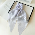 Détail du chouchou rayé violet clair avec de longs rubans élégants en mousseline - Style Long Ruban / Ruban Fils D'Argent Violet