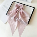 Detail van de roze gestreepte zijden scrunchie met lange linten op een dienblad - Lange Lint Stijl / Zilverdraad Streamer Roze
