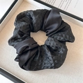 Eleganter Haargummi aus schwarzem Satin und strukturiertem Stoff mit hoher Elastizität - Rautenmuster Patchwork / Schwarz