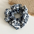 Vue détaillée de la texture du tissu en mousseline et du motif à rayures bleues du chouchou - Style Ethnique