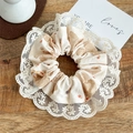 Detailansicht eines beigen Scrunchie mit süßem Bärenmuster und breitem Spitzenbesatz - Spitzenbesatz Süßer Bär