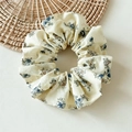 Détail de chouchou en tissu fleuri avec motifs vintage bleus et marrons sur base beige - Floral Bleu