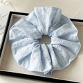 Λεπτομέρεια από γαλάζιο scrunchie με λευκό κέντημα λουλουδιών και πλισέ υφή υφάσματος - Γαλάζιο Διάτρητο Κέντημα