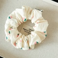 Detail von rosa Erdbeerdruck auf weißem Haargummi mit handgefertigtem gewebtem Etikett - 11cm / Kleiner Erdbeer-Stil