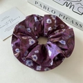 Detail eines großen lila Blumen-Scrunchies auf einem dekorativen Vintage-Hintergrund - Ölgemälde Purpurrot