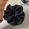 Vista detallada de un coletero gigante de satén negro con un brillo sedoso y elegante - Negro