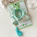 Macro dettagliata di elastici per capelli verde menta con perle a cuore e nappe - Verde Vintage