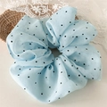 Detalle del coletero de organza azul claro con lunares y elegante diseño de volantes - Azul