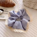 Détail du chouchou en satin lilas avec bordure en dentelle florale blanc cassé délicate - Bleu Satin Dentelle