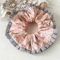 Detalle de coletero con estampado floral rosa y borde de encaje gris en primer plano - Gris