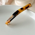 Dettaglio della clip per capelli in acetato tartarugato con base in metallo dorato - Ambra Scura