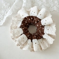 Chouchou rétro fleuri avec bordure en dentelle brodée blanche pour queue de cheval - Floral Marron & Dentelle Beige