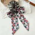 Nahaufnahme von Retro-Satin-Haargummi in Olivgrün mit Seidenband mit rosa Blumendruck - Grün