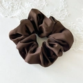 Detailansicht eines dunkelbraunen Satin-Haargummis mit elegant gefalteter Seidentextur - Satin Dunkelbraun Haargummi