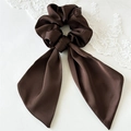 Dettaglio dell'elegante elastico in raso caffè con nastri lunghi su sfondo bianco - Elastico con Nastro in Raso Marrone Scuro