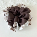 Chouchou géant en mousseline marron avec satin café et détails en tissu à feuilles - Série Café Mousseline Bloc de Couleur