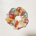 Chouchou en mousseline florale avec motifs tie-dye orange et jaune pour queue de cheval - Style de base / Tie-dye Orange