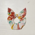 Chouchou en mousseline fleurie avec fleurs orange et jaunes et nœud sur fond de bois blanc - Style Nœud / Tie-dye Orange