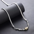 Silberne Schlangenkette mit vergoldeter quadratischer Perle und weißen Perlen - Gold