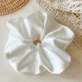 Detailopname van witte satijnen scrunchie met een zachte en elegante zijdeglans - Wit