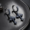 Detail van kruis oorringen met zwarte plating en blauwe zirkonia in macro weergave - Zwart Blauwe Zirkonia