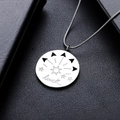 Pendentif étoile argenté avec gravure Luck sur une surface en cuir noir - Collier Étoile
