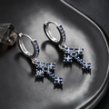 Détail des boucles d'oreilles croix en argent avec incrustation de zircon bleu - Argent Zircone Bleue